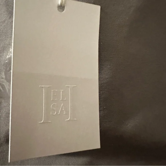 NWT Helsa Workwear Apron Mini Skirt Grey
Cotton canvas Revolve Large reg $178 - Picture 6 of 9